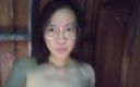 Thana 2023: Азиатская девушка в одиночестве в своей комнате в любительском видео