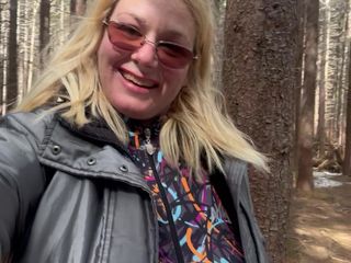 Milf Sex Queen: Pissar i skogen på vinterdagen