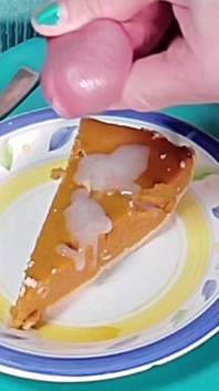 Rikki Ocean meliputi pai labunya dengan krim disebat tangan khasnya dan menikmati setiap gigitan