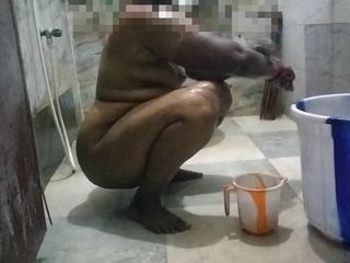 Benita sweety: Mucama india tamil bañándose delante de propietario