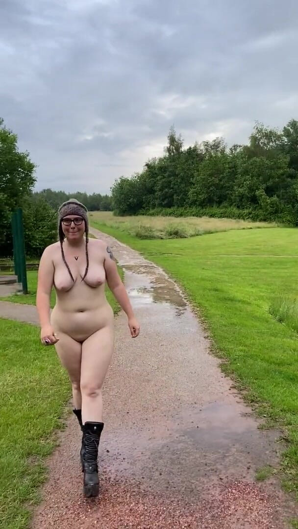 Rebecca Curves: Nahá procházka Rebecca Curves v parku