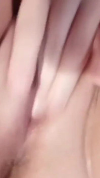 Nena caliente cachonda masturbándose mientras todos están ocupados