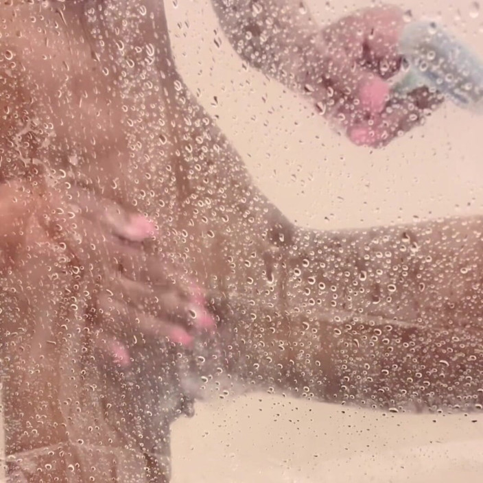 Emilycreams1: Shaving in the Shower