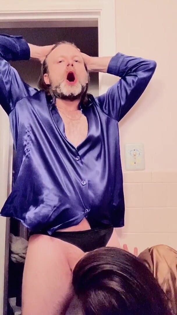 Satin Fetish King: Saténová pumička nemůže odolat hedvábné královské modři