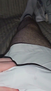 Je me suis branlée après la piscine en short de bain mouillé – le pré-sperme coulait à travers le tissu