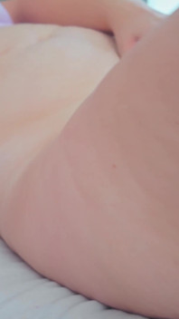 MAMUśka z ogromnym tyłkiem odbija się na dużym dildo ze swoimi ogromnymi piersiami