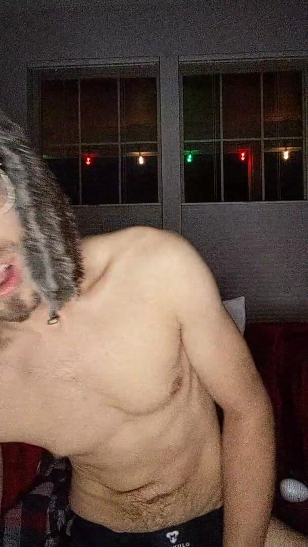 Sexy possum: J’essaye de me branler en paix en bas, j’entends toujours...