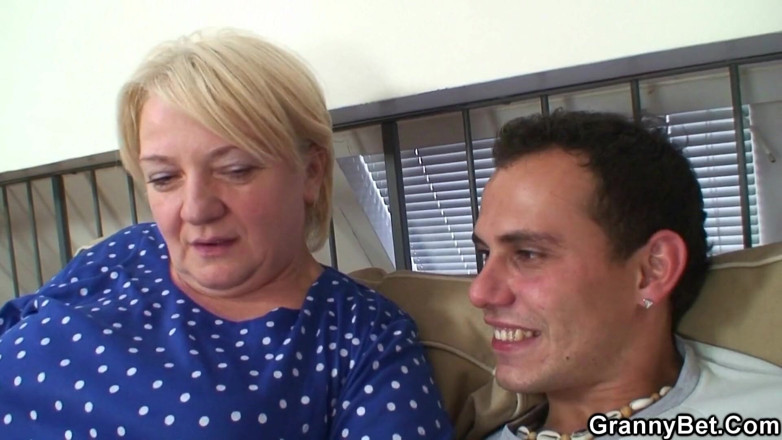 Granny Bet: Sexo selvagem depois das compras