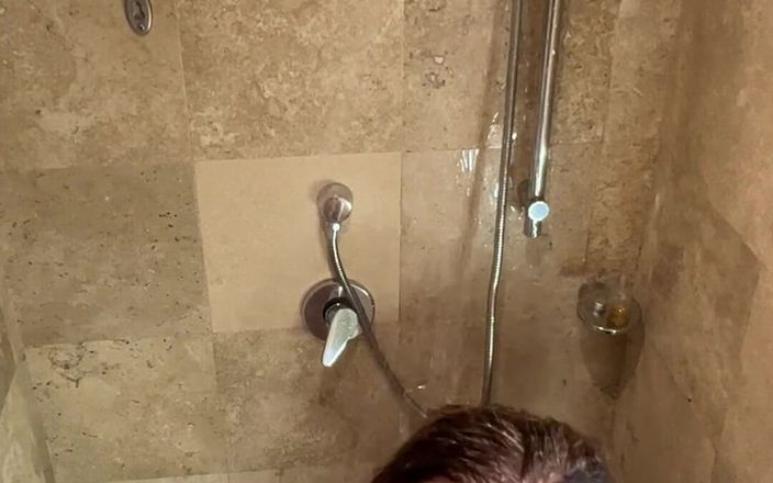 Avril Showers: Znowu musieliśmy się pieprzyć pod prysznicem. Błagałem go, aby spust...