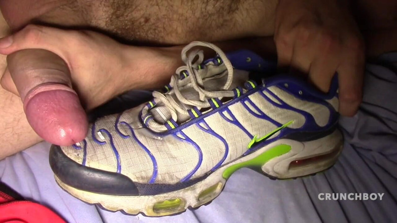 STRAIGHT BOY CURIOUS: Soumission extrême sans capote dans des baskets par des lads éjaculés