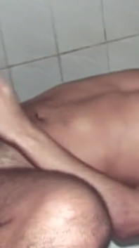 Sementales musculosos comparten placer anal en la ducha intensa