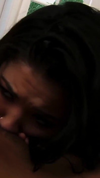 Tetona asiática London Keyes obtiene su coño perforado después de masaje aceitoso