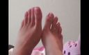 Foot Girls: सेक्सी काले बाल वाली कमसिन के साथ पैरों से खेलना