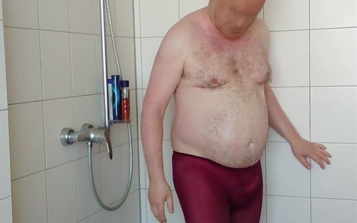 Carmen_Nylonjunge: Колготки и брюки недержание в душе