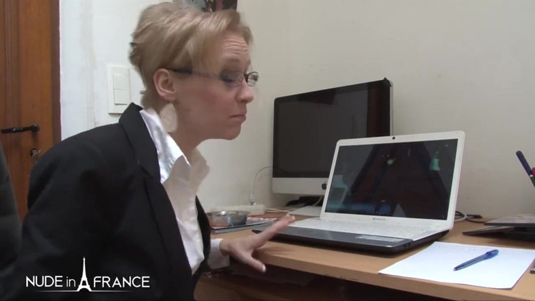Nude in France: Primer día de trabajo, nuestra nueva secretaria es analizada por...