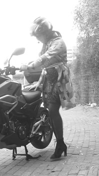 Každé projíždějící auto vidělo, jak jí pod průhlednými šaty vibruje penis.