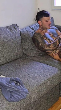 Mijn stiefbroer maakt gebruik van het feit dat we alleen zijn en neemt me mee in de fauteuil. Echt orgasme