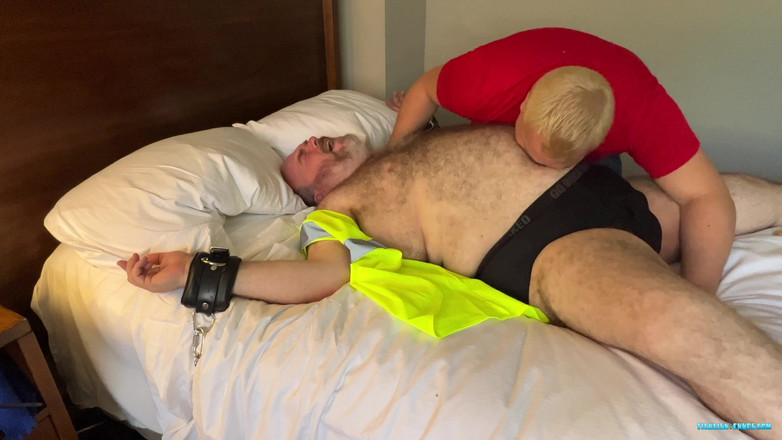 Ticklish Chubs: En stor mage som vacklande kittlar!