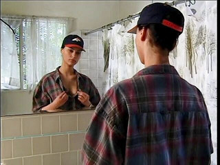 Teen Seduction: 穿着男孩衣服的热辣黑发女郎抚摸自己。