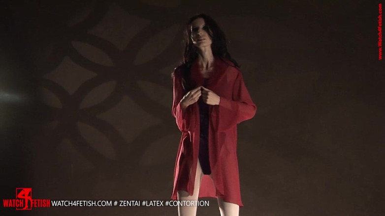 Giant Fem: Mager model met lange benen