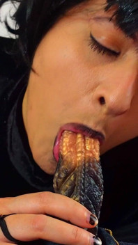 Mavis sueña con una polla monstruosa