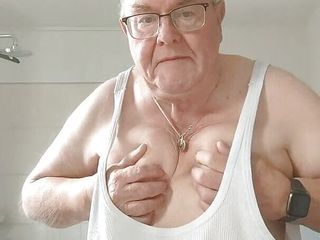 Karlchengeil: Muestra tetas, cinturón mi culo y tetas y muestra marcas...