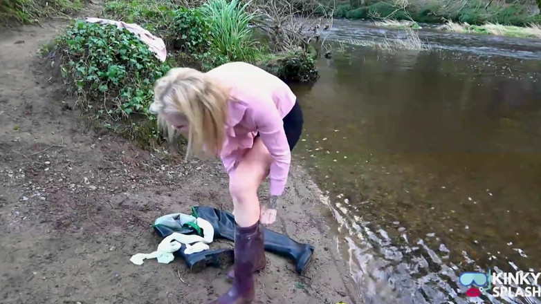 UKCuteGirl Lucy Lauren: 秘书的白色紧身衣浸透了 Waders 出错了
