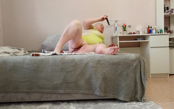 Zona901: Свекровь мастурбирует свою киску игрушками до оргазма