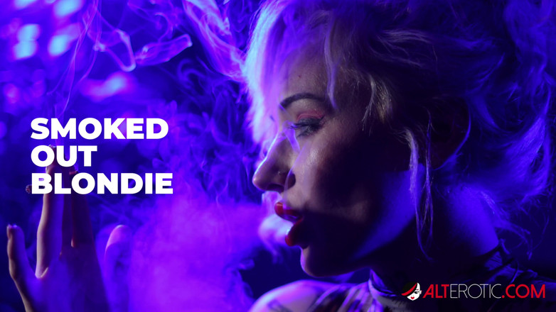 Alt Erotic: Kitty Quinn sigara içen sarışının içinde gecesini içiyor