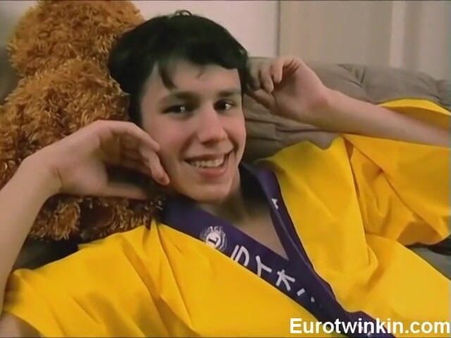 Euro boy xxx: Slim Cutie Guilano Rubs His Cock