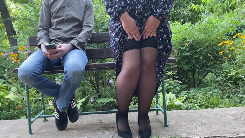 OurFetishLife: Hermosa culo milf muestra show al aire libre de lluvia...