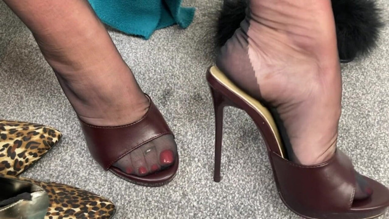 Mr MF: I piedi della signora matura indossano i suoi punti di...