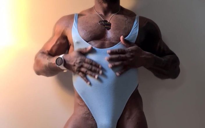 Amadeus: Damm leotard ini membuat pantatku muncul!!