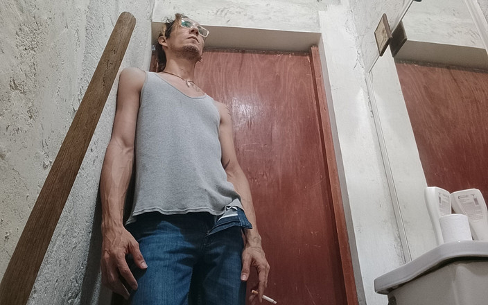 Raba erre elle: Raba erre bir hayran için yumurtalarını ovuyor