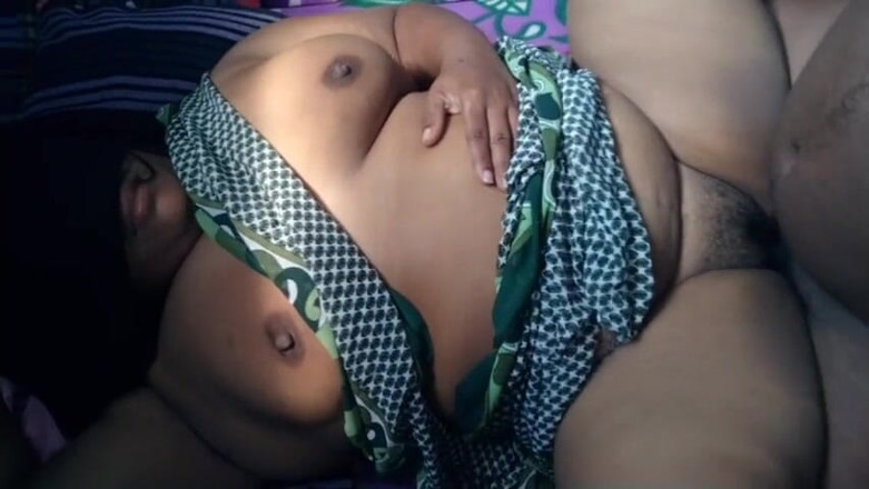 Tamil lesbian: Des seins tamouls sexy sucent une tatie musulmane