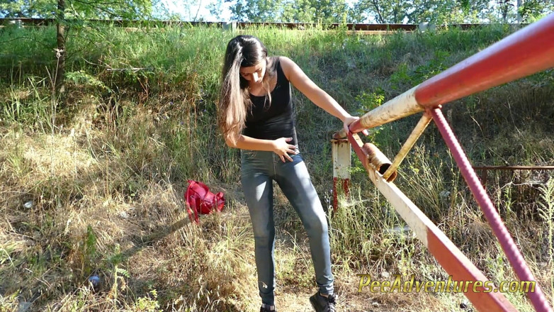 Pee Adventures: Esvazie sua siririca no acostamento da estrada