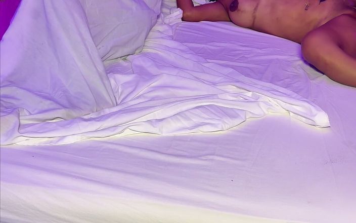 Leyne Rodriguez: 丰满的继母leyne Rodriguez在绿帽奴丈夫面前被饥渴的继子干
