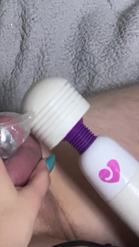 Une cage de chasteté se fait traire et éjaculer dans un préservatif