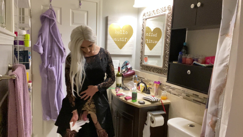 Sissy Bailey Wilde: Emo Crossdresser Puts on Buttplug and Jerks off