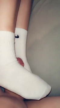 Punheta com os pés em meias longas e porra nas meias