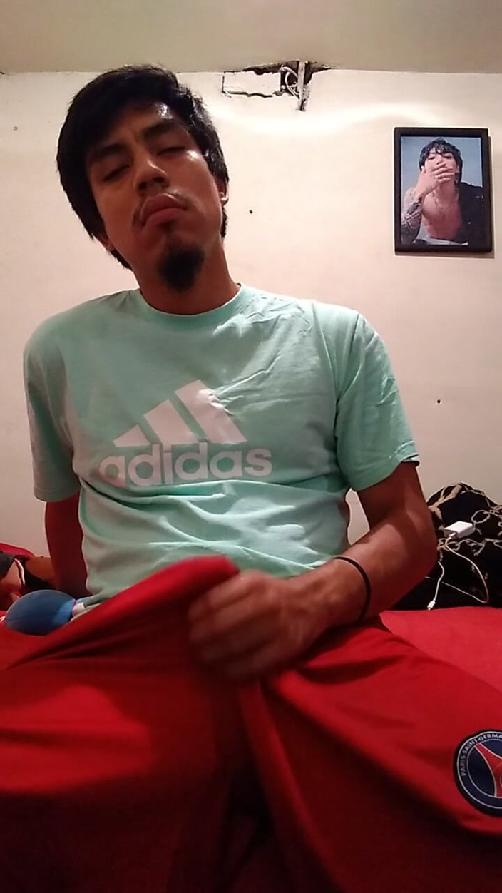 AlexAlejandro13: このショーツを少しずつ脱がしてチンポが硬くなるように