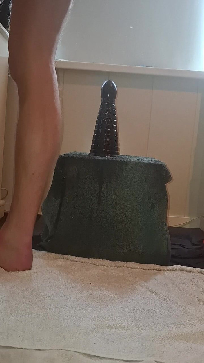 NoFace Twink X: Noface Twink X Riding Multiple Huge Dildo's