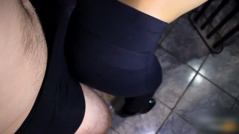 College-couple: Celana yoga menggiling pantat, mani muncrat punuk kering di celana,...