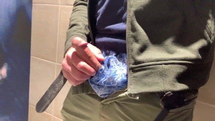 TJenner: Mijn pik aftrekken in het openbare toilet op het vliegveld