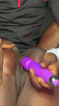 Freche mitbewohnerin kann nicht genug von meinem BBC bekommen, sie reitet mich tief und lässt mich mit vibrator mit ihrer muschi spielen