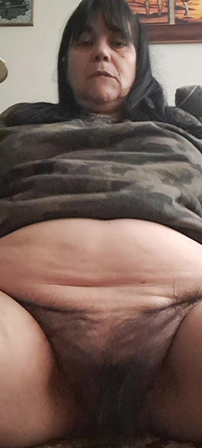 Mommy big hairy pussy: Tante seksi ini pengen dientot habis-habisan