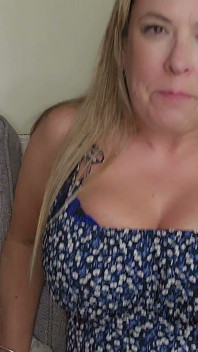Maisie Lewis facetimes svého přítele s kneezing fetiš