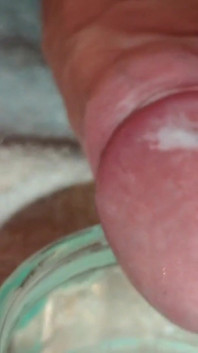 Video bocor s si cewek sange ini lagi asik muasin memeknya pakai kaca sampai orgasme intens!
