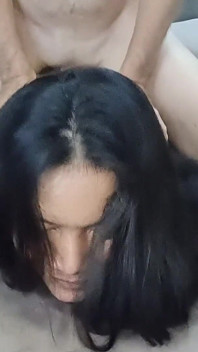 タイガーが彼の顔に乗った後、彼女は乱暴に激しく犯される