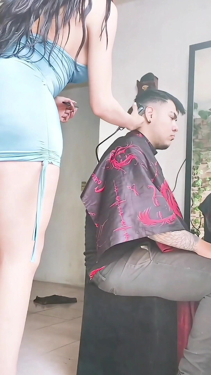 Barbietransxxxx: Cuando Visito a Esta Chica En Su Barberia Termino Cachondeandomela...